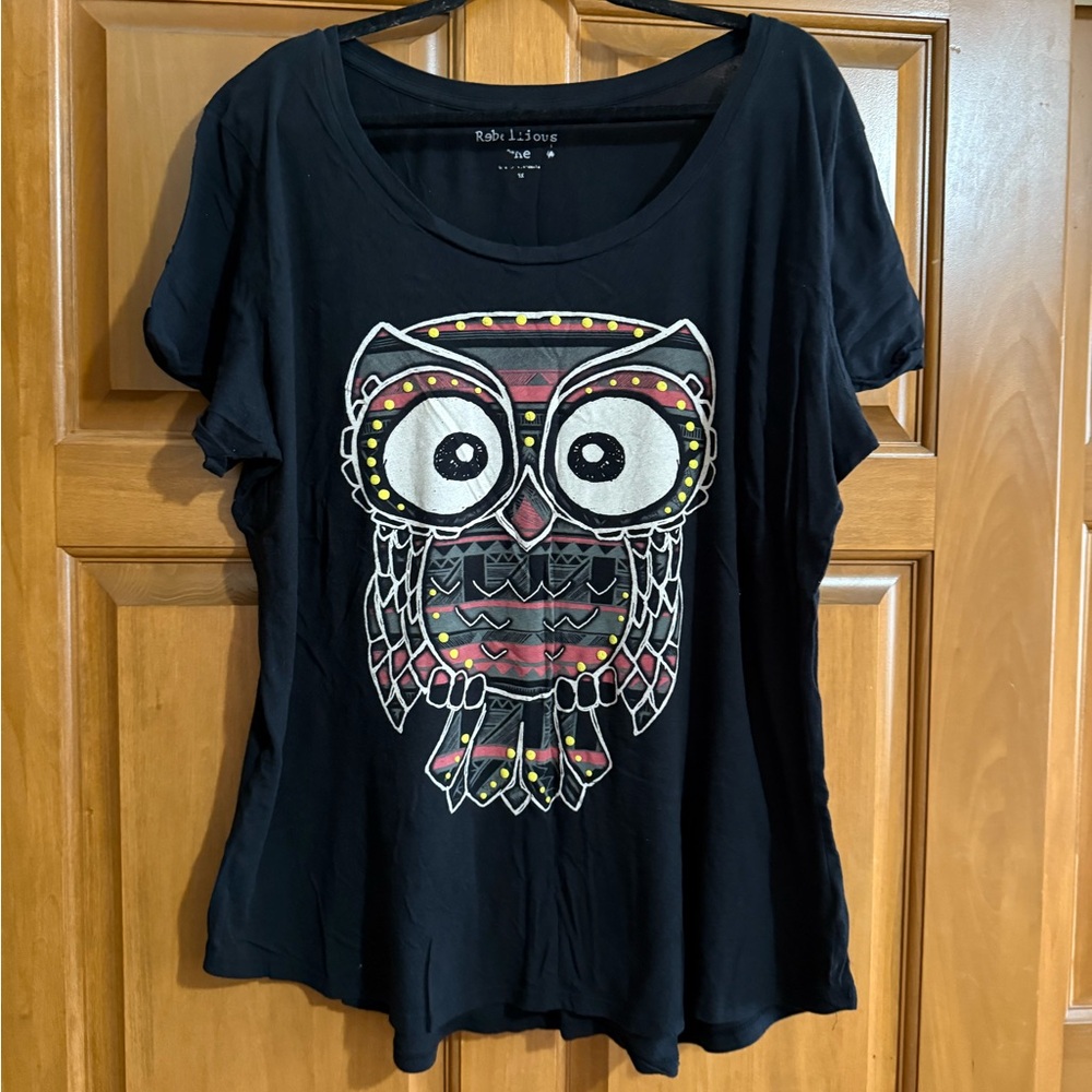 Women's Black Owl Graphic Tee. PTP 27.
